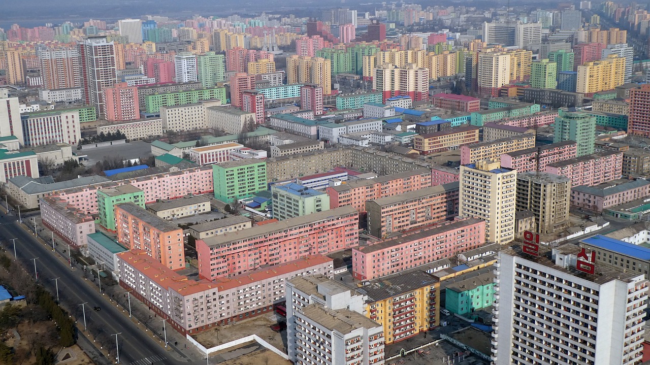 découvrez pyongyang, la capitale énigmatique de la corée du nord, où l'architecture monumentale, l'histoire complexe et la culture unique se rencontrent. explorez ses sites emblématiques, ses traditions fascinantes et plongez dans l'atmosphère intrigante de cette ville captivante.