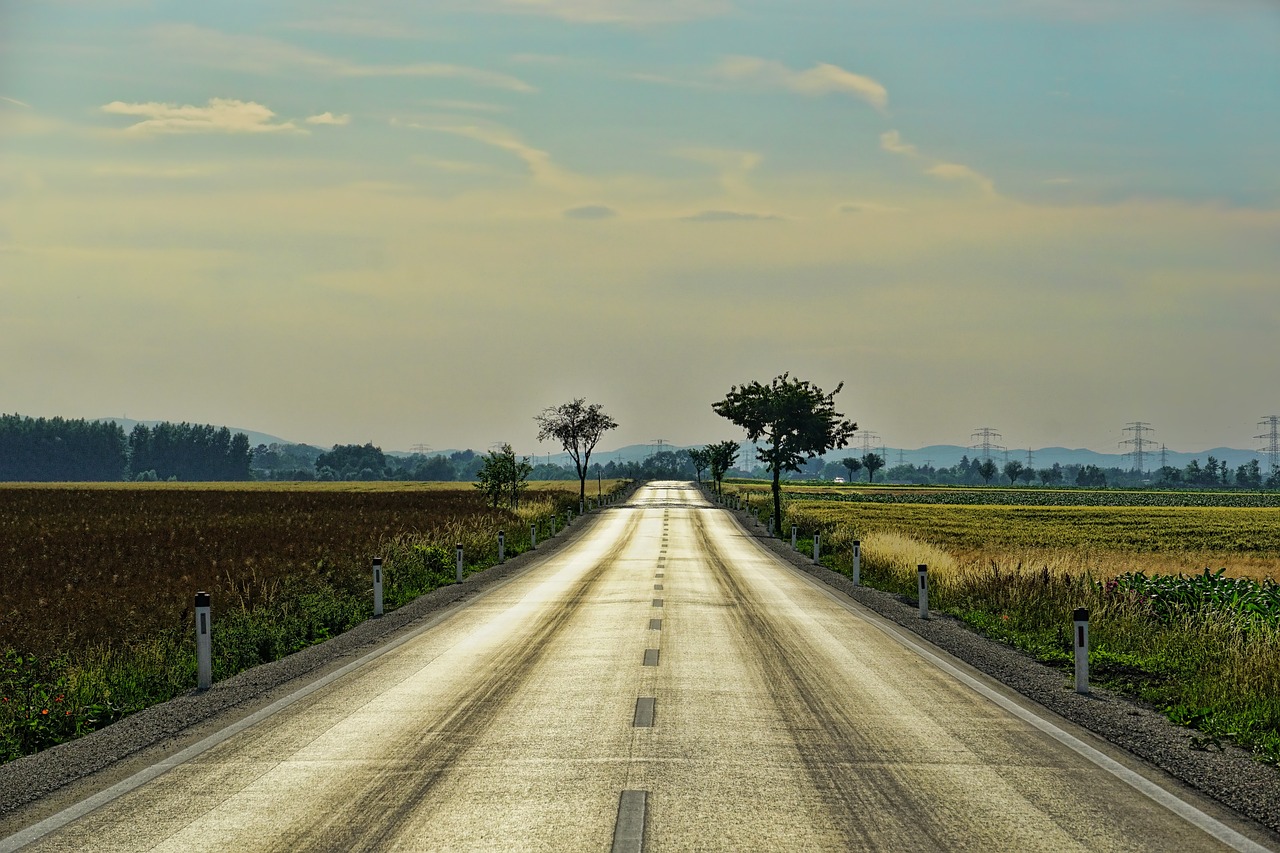 découvrez l'aventure ultime avec un road trip inoubliable ! explorez des paysages époustouflants, des villes vibrantes et vivez des expériences mémorables sur la route. préparez-vous à faire le plein d'émotions et à créer des souvenirs uniques en parcourant les routes sinueuses et les panoramas à couper le souffle.