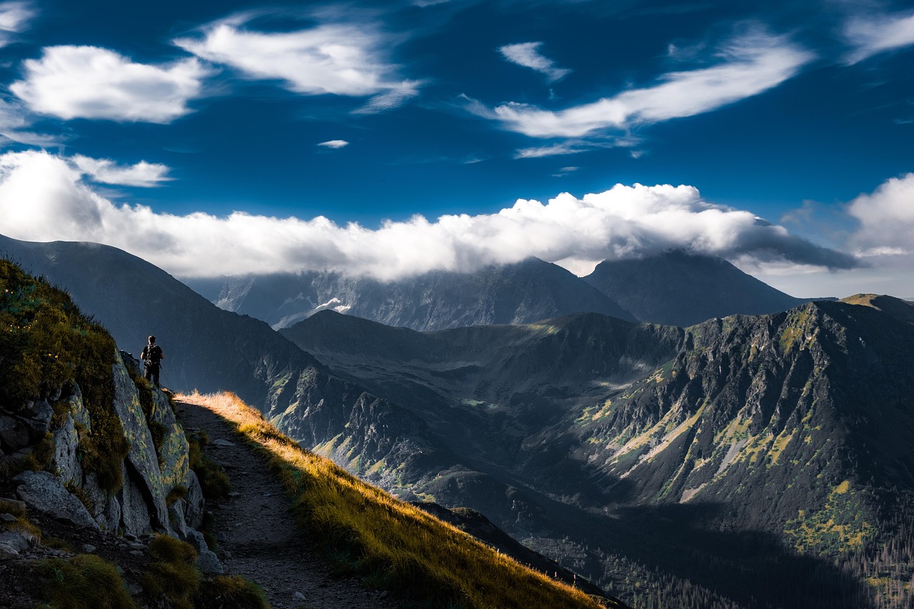 découvrez les joies du voyage en solo : une expérience enrichissante et transformative qui vous permet d'explorer le monde à votre rythme, de rencontrer de nouvelles personnes et de vivre des aventures inoubliables.