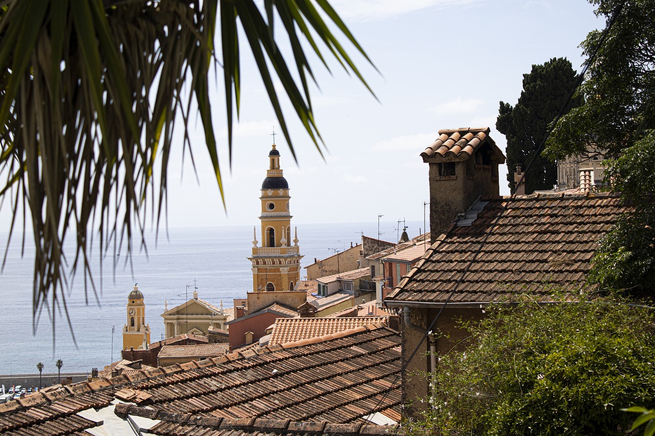 découvrez nice, la perle de la côte d'azur, où le bleu turquoise de la mer méditerranée rencontre le charme de la vieille ville. profitez de ses plages ensoleillées, de sa délicieuse cuisine niçoise et de son ambiance festive tout au long de l'année.