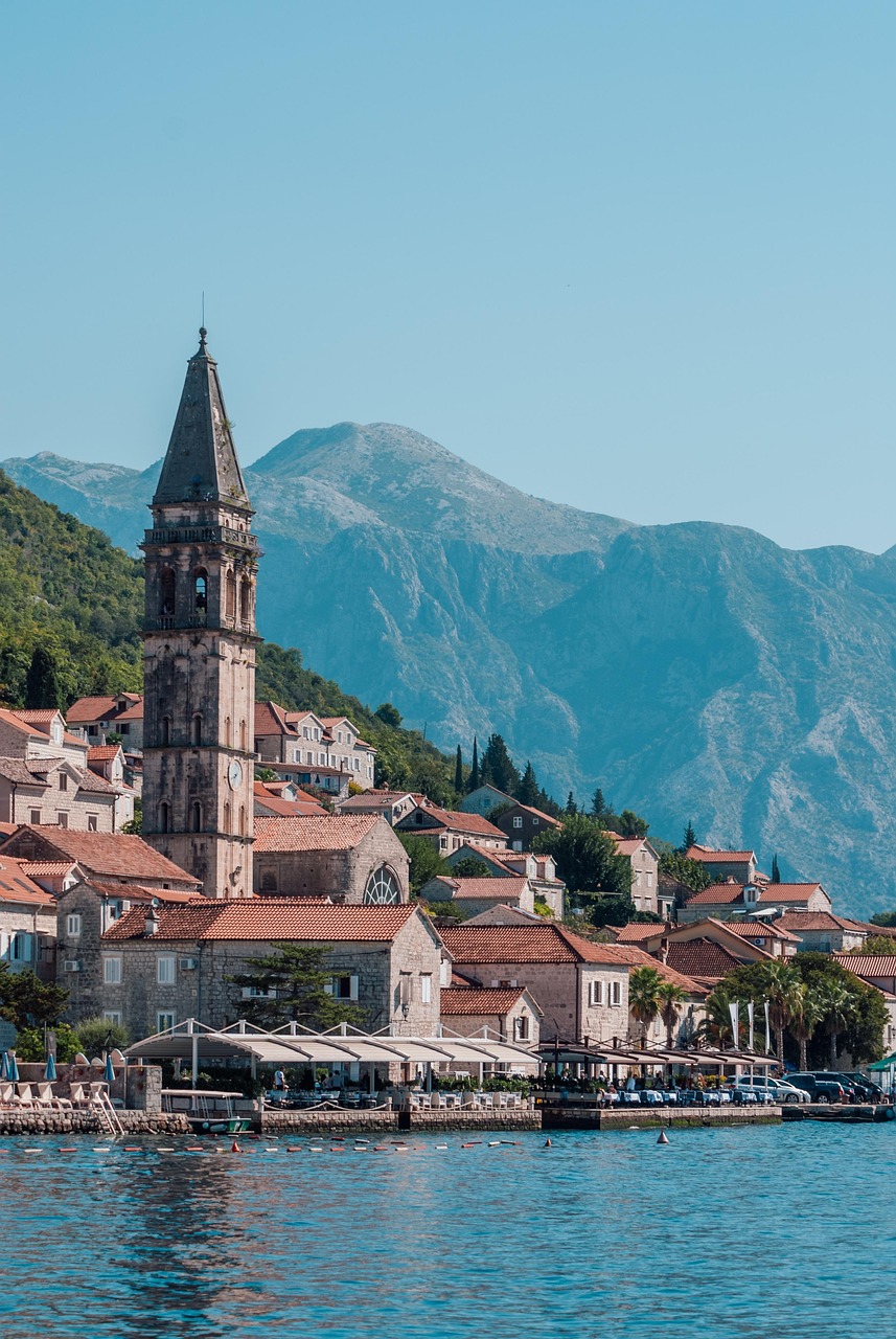 découvrez le monténégro, un pays aux paysages à couper le souffle, entre montagnes majestueuses et plages ensoleillées. explorez ses charmantes villes historiques, sa riche culture et sa délicieuse gastronomie. préparez votre voyage et laissez-vous séduire par la beauté naturelle et la diversité du monténégro.