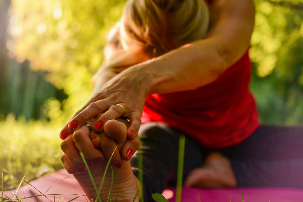 découvrez les bienfaits du yoga en pleine nature pour votre corps et votre esprit. apprenez comment cette pratique harmonieuse favorise la relaxation, améliore la concentration et renforce votre connexion avec l'environnement. éveillez vos sens et revitalisez votre bien-être grâce au yoga en extérieur.