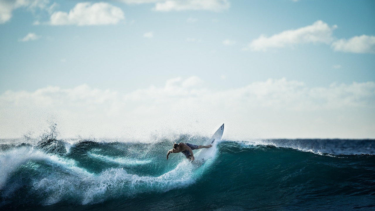 découvrez l'univers du surfing : des vagues puissantes, des conseils pour débutants, des techniques avancées et les meilleures destinations à explorer. évadez-vous au bord de l'océan et plongez dans cette passion envoûtante.