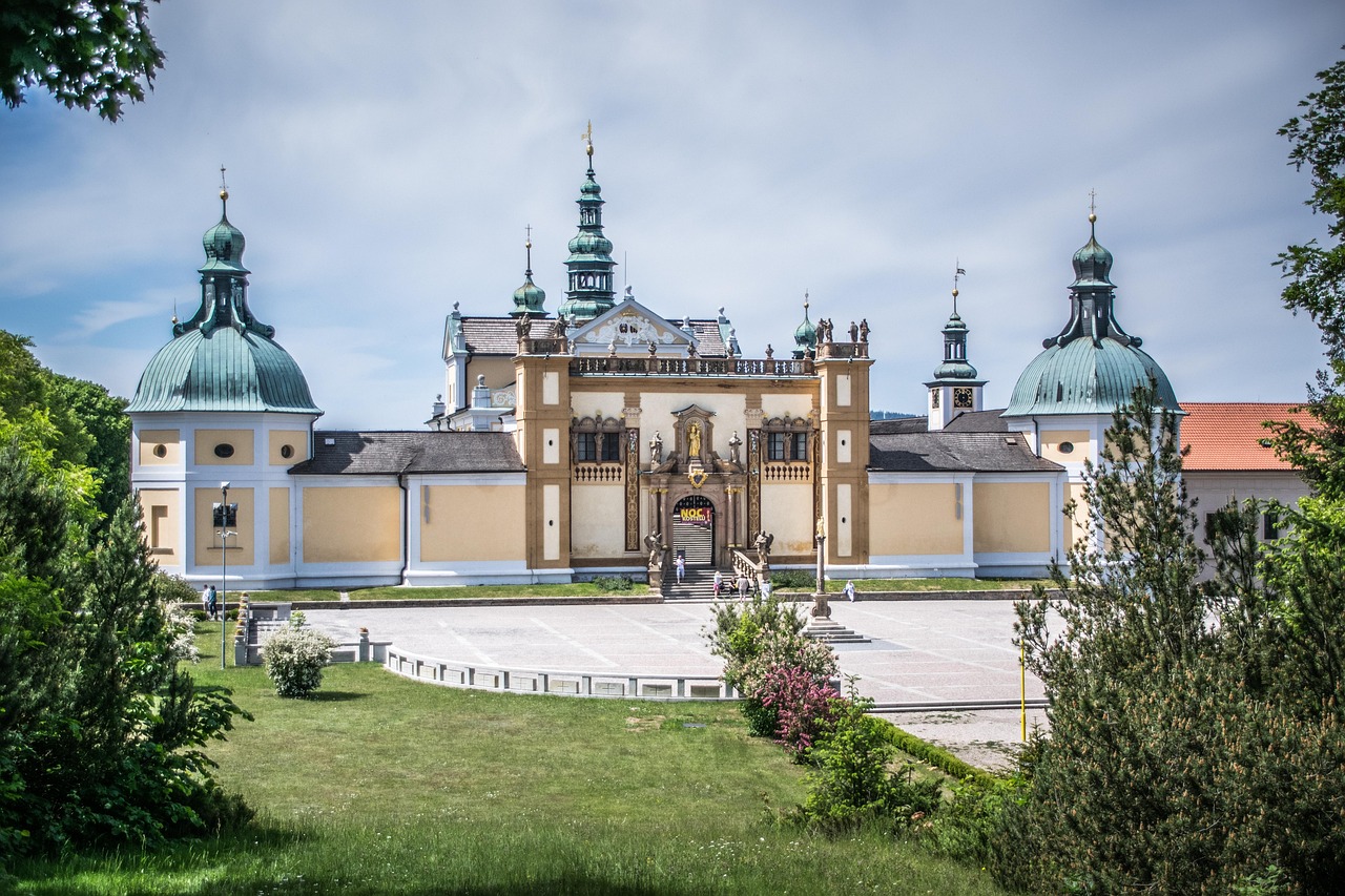 découvrez des destinations historiques captivantes à travers le monde, où chaque coin raconte une histoire fascinante. partez à l'aventure pour explorer des sites emblématiques, des monuments oubliés et des cultures riches qui ont façonné notre passé.