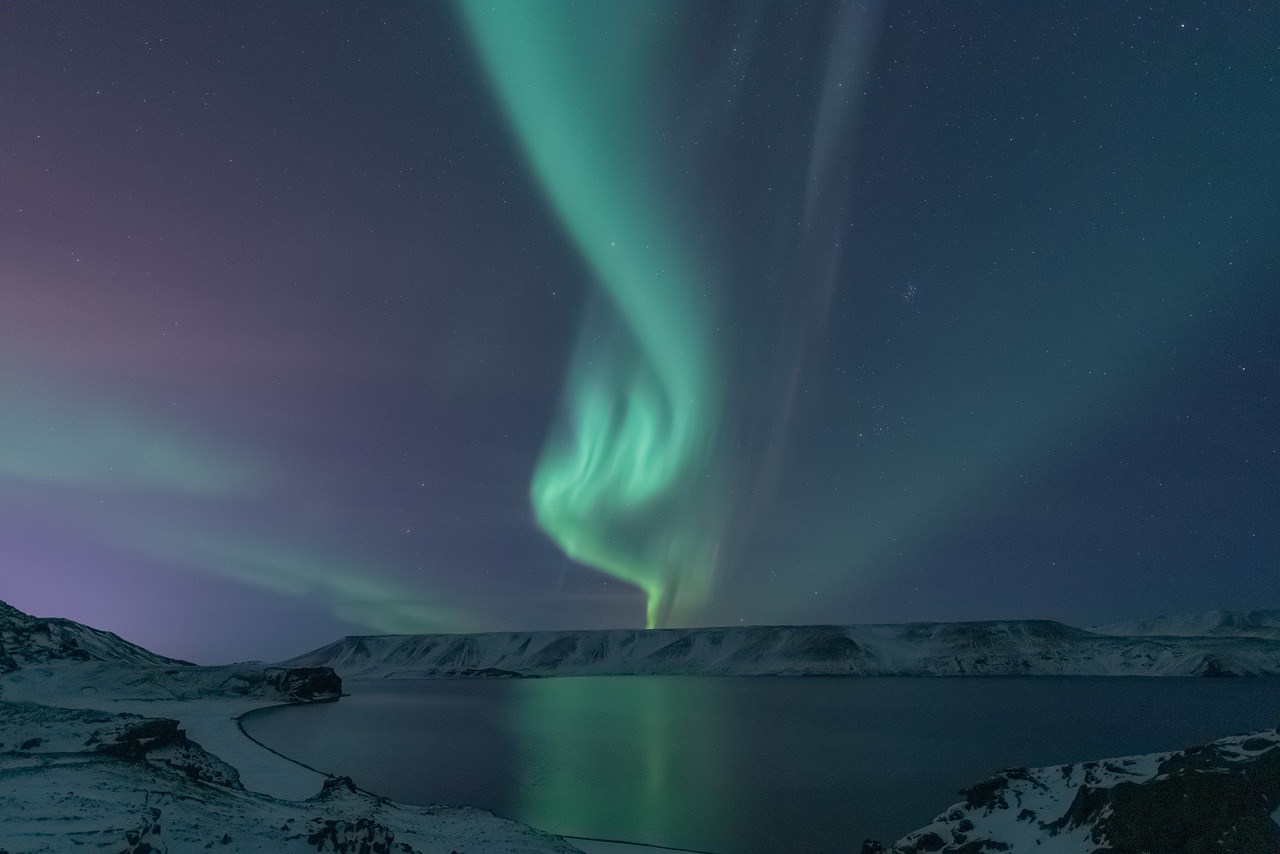 découvrez les aurores, ces phénomènes lumineux captivants qui illuminent le ciel nocturne avec des couleurs éblouissantes. apprenez tout sur leur formation, les meilleurs endroits pour les observer et les mythes qui les entourent.