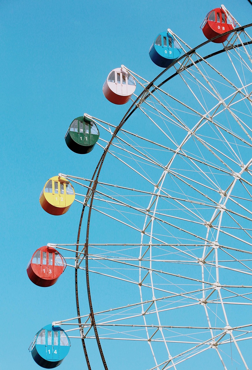 découvrez l'excitation et la magie des parcs d'attractions : manèges à sensations fortes, spectacles captivants et activités familiales. vivez des moments inoubliables ensoleillés et des aventures palpitantes dans les meilleurs parcs d'amusement en france !