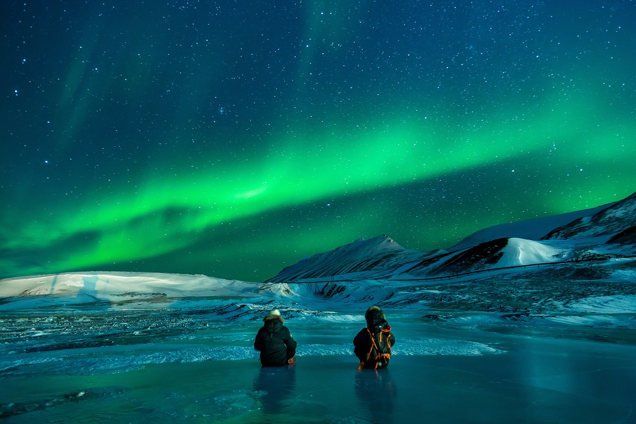 découvrez les aurores, ce phénomène naturel époustouflant qui illumine le ciel de couleurs vives et dansantes. apprenez comment ces merveilleuses lumières sont créées et où les observer pour une expérience inoubliable.