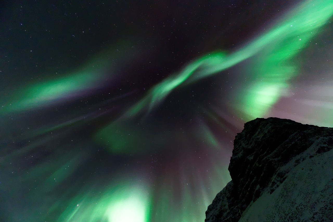 découvrez la magie des aurores boréales, ce phénomène naturel époustouflant qui illumine le ciel des régions polaires. apprenez-en davantage sur leur origine, leurs couleurs vibrantes, et les meilleurs endroits pour les observer. plongez dans un spectacle céleste inoubliable !