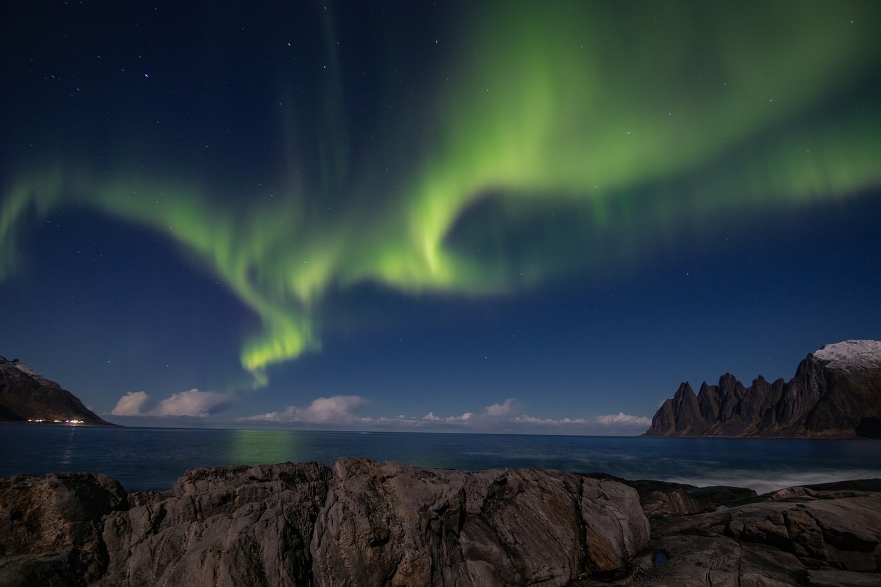 découvrez les merveilles des aurores boréales, ces phénomènes naturels enchanteurs qui illuminent le ciel nocturne de couleurs éblouissantes. apprenez comment et où observer ces spectacles lumineux uniques au monde.