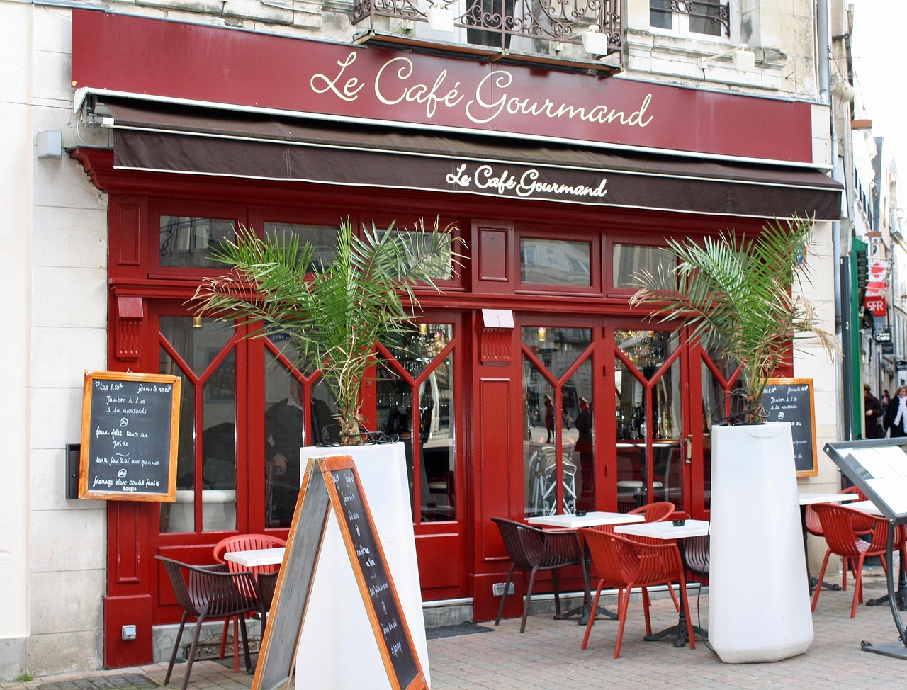 découvrez l'ambiance chaleureuse et conviviale des bistros français, où la gastronomie traditionnelle se mêle à des saveurs modernes. savourez des plats faits maison, des vins de qualité et vivez une expérience culinaire unique dans un cadre authentique.