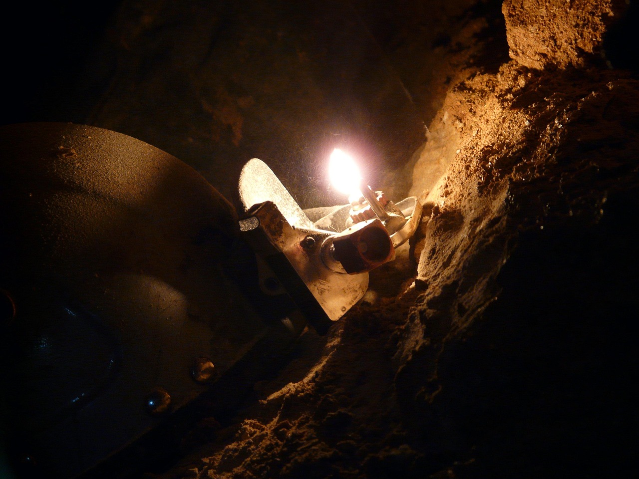 découvrez l'univers fascinant du caving, une aventure souterraine qui vous emmène explorer des grottes et des cavernes à couper le souffle. plongez dans un monde mystérieux rempli de formations géologiques uniques et de paysages spectaculaires, tout en vivant des sensations fortes et en connectant avec la nature. idéal pour les amateurs de sensations fortes et les passionnés de spéléologie.