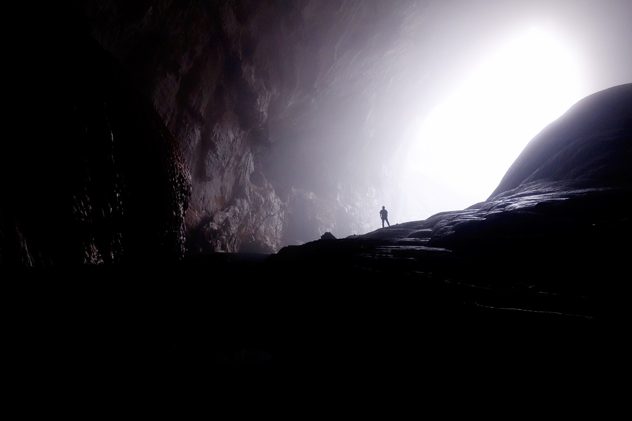 découvrez l'univers fascinant du caving : exploration des grottes souterraines, sensations fortes et beauté naturelle. parfait pour les amoureux de l'aventure et la nature, plongez dans une expérience unique et mémorable.