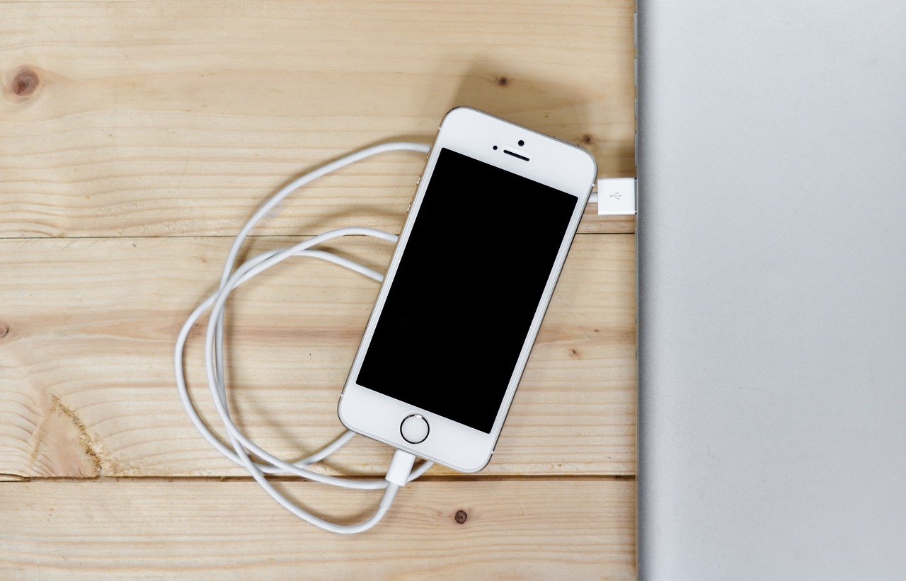 découvrez tout sur le chargement des appareils, des méthodes innovantes pour optimiser la recharge de vos smartphones et tablettes, aux astuces pour prolonger la durée de vie de votre batterie.