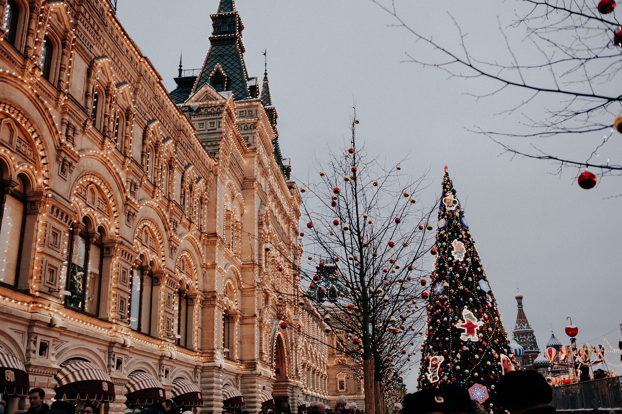 découvrez la magie des marchés de noël, un véritable havre de joie et de traditions festives. flânez parmi les chalets enchanteurs, délectez-vous de délicieuses gourmandises et trouvez le cadeau parfait dans une ambiance chaleureuse et féérique.