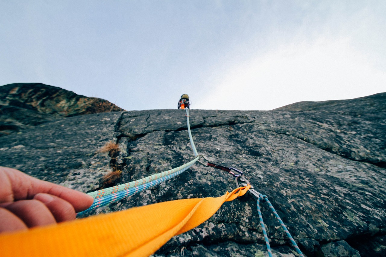 découvrez l'univers passionnant de l'escalade : techniques, conseils, et destinations incontournables pour les amateurs de sensations fortes. préparez-vous à relever des défis tout en profitant de paysages à couper le souffle.