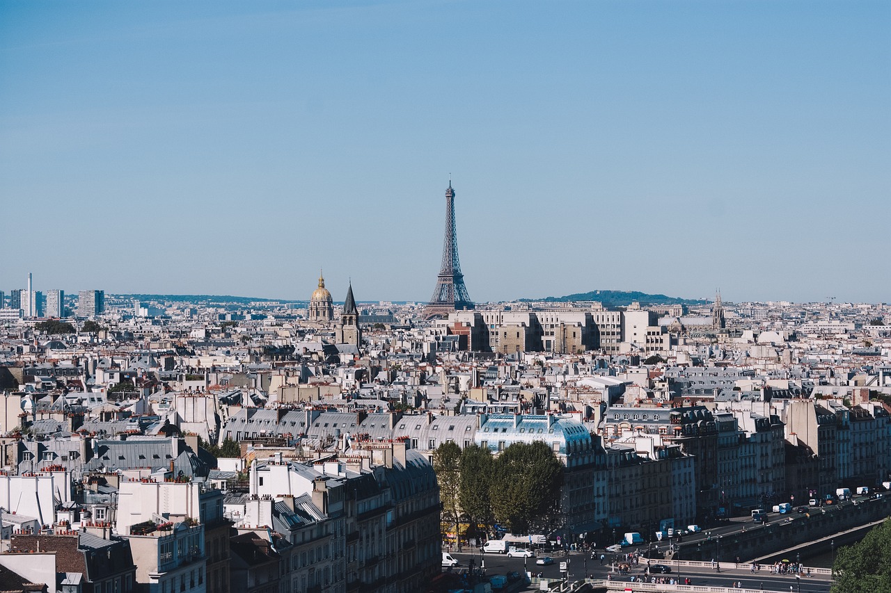 découvrez les capitales européennes, un voyage fascinant à travers l'histoire, la culture et l'architecture des villes emblématiques du vieux continent. explorez des destinations uniques, des sites touristiques incontournables et un riche patrimoine. partez à la rencontre des spécificités et des traditions de chaque capitale d'europe.