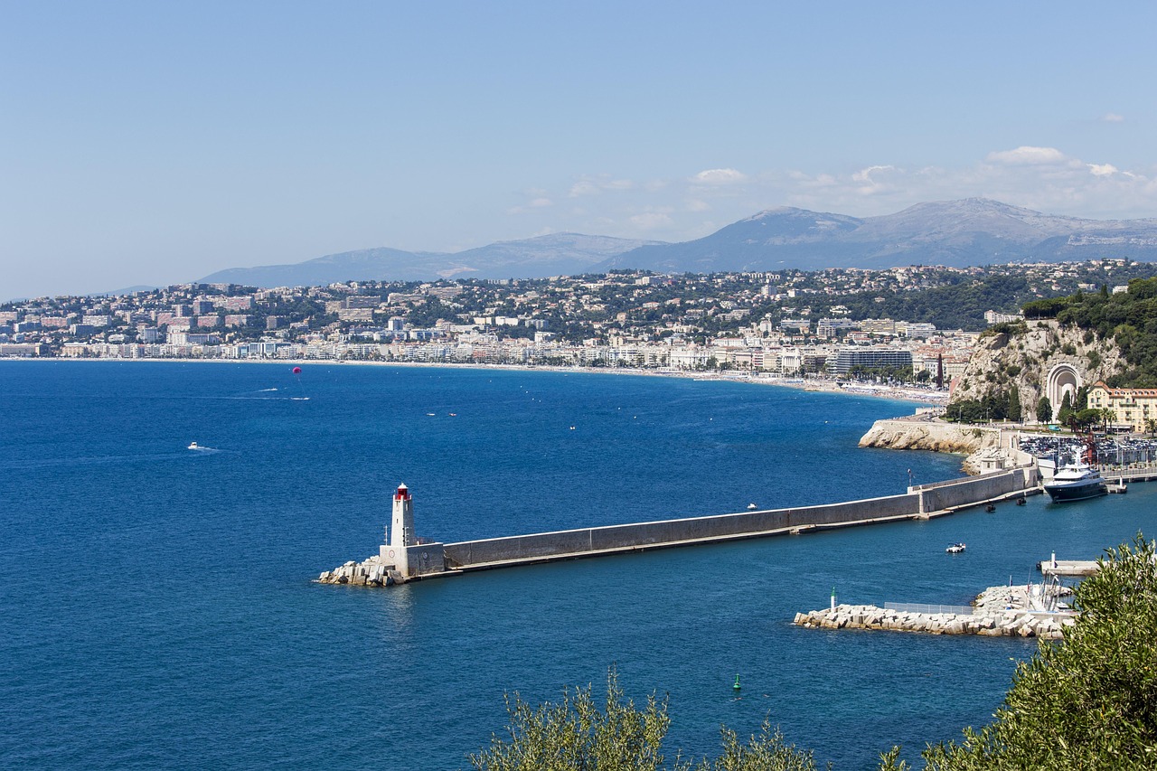 découvrez la french riviera pass, votre clé d'accès exclusive aux attractions, musées et transports de la côte d'azur. profitez de réductions et d'une expérience inoubliable sur la riviera française.