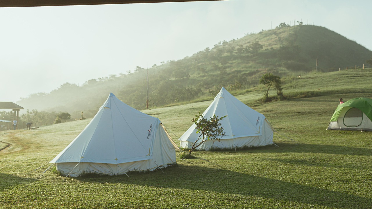 découvrez le glamping : une expérience de camping unique alliant confort et nature. profitez d'hébergements insolites et luxueux en pleine nature, tout en savourant l'authenticité de l'extérieur. parfait pour une escapade romantique ou des vacances en famille.