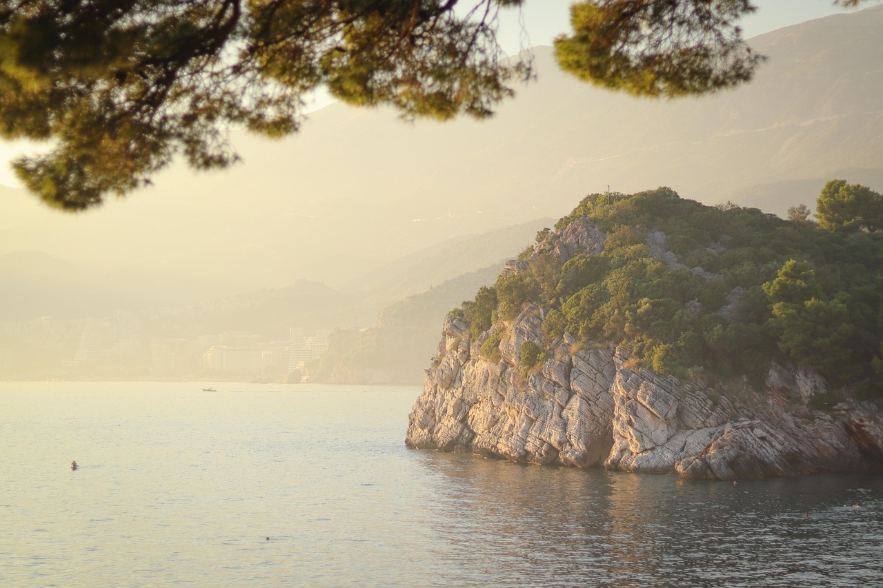 découvrez le monténégro, un pays aux paysages époustouflants et à la riche histoire. entre ses plages de la mer adriatique, ses montagnes majestueuses et ses charmantes villes anciennes, le monténégro est une destination idéale pour les amateurs de nature, d'aventure et de culture. explorez les fjords, goûtez à la cuisine locale et plongez dans l'hospitalité monténégrine.