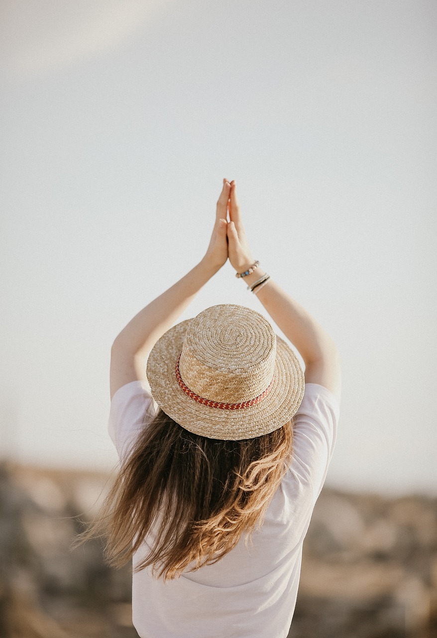 découvrez les bienfaits du yoga en pleine nature pour votre corps et votre esprit. plongez dans une pratique revitalisante qui harmonise le mouvement, la respiration et la sérénité au cœur des paysages apaisants.