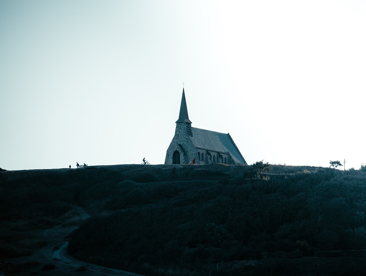 découvrez la normandie, une région emblématique de france, célèbre pour ses paysages pittoresques, ses plages historiques, ses villages charmants et sa délicieuse gastronomie. explorez le patrimoine culturel unique, des sites architecturaux impressionnants aux musées captivants, tout en profitant d'activités en plein air et de la douceur de vivre normande.