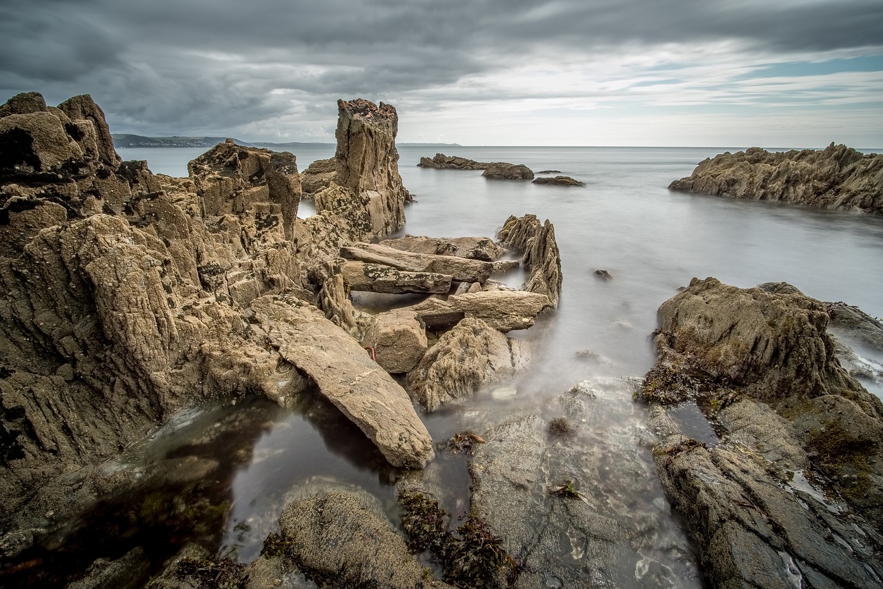 découvrez les routes côtières pittoresques qui serpentent le long des rivages, offrant des vues à couper le souffle sur l'océan et les paysages environnants. parfaites pour les amateurs de nature et de road trips, ces itinéraires vous invitent à explorer des plages cachées, des falaises majestueuses et des villages charmants.