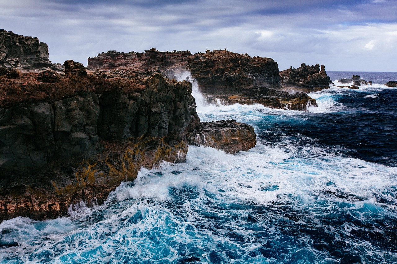 découvrez les routes côtières pittoresques qui longent des paysages à couper le souffle. profitez de panoramas marins enchanteurs, de falaises majestueuses et de charmants villages, tout en empruntant ces itinéraires spectaculaires, parfaits pour les amateurs de nature et d'aventure.