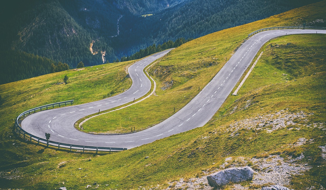 découvrez les routes panoramiques qui vous offrent des paysages à couper le souffle. partez à l'aventure sur des chemins sinueux, entourés de nature et de vues imprenables. que ce soit pour un road trip ou une simple escapade, ces itinéraires vous garantissent des souvenirs inoubliables.