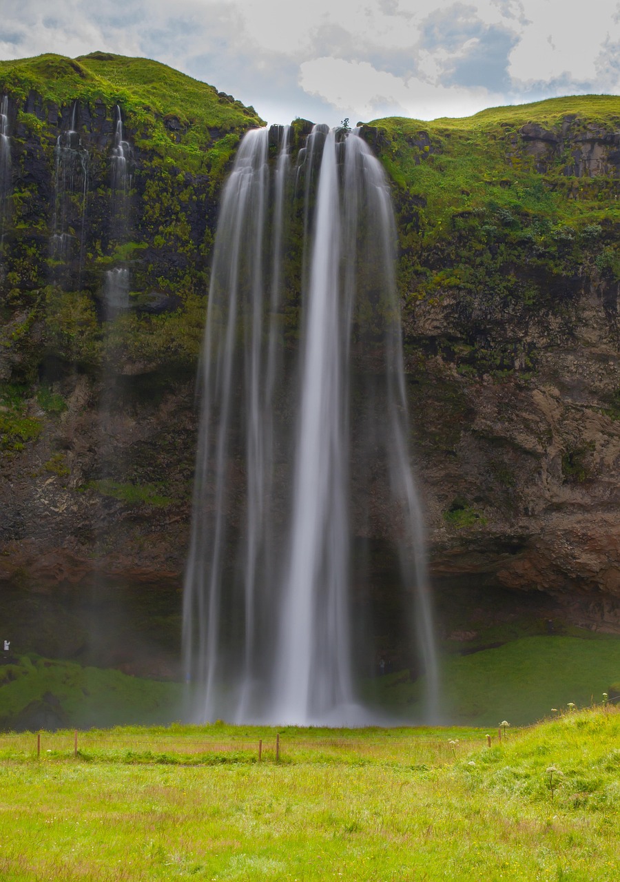 découvrez la beauté spectaculaire des cascades, où l'eau s'écoule majestueusement à travers des paysages enchanteurs. explorez des lieux pittoresques, profitez de la fraîcheur des bruits de l'eau et laissez-vous envoûter par la nature. plongez dans un monde de sérénité et d'aventure à travers nos guides sur les plus belles cascades.