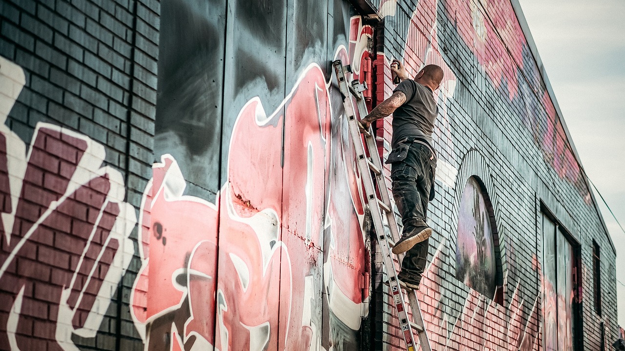 découvrez l'univers fascinant du street art, où la créativité s'exprime dans les rues des villes. explorez les œuvres d'art urbain qui transforment l'espace public en galeries à ciel ouvert, mêlant culture, message social et esthétique.