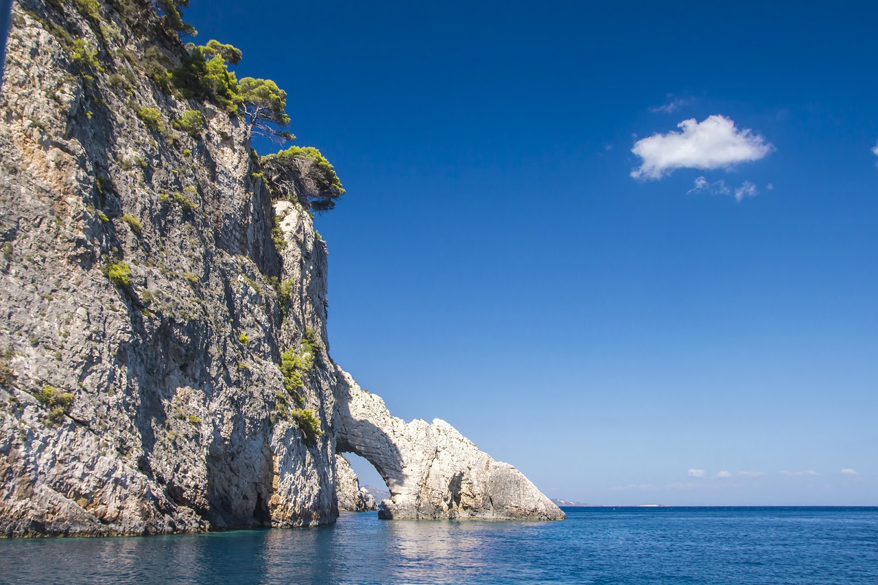 découvrez les îles méditerranéennes, des destinations de rêve alliant plages paradisiaques, paysages envoûtants et cultures riches. explorez la beauté des îles comme santorin, capri et majorque, idéales pour des vacances inoubliables.