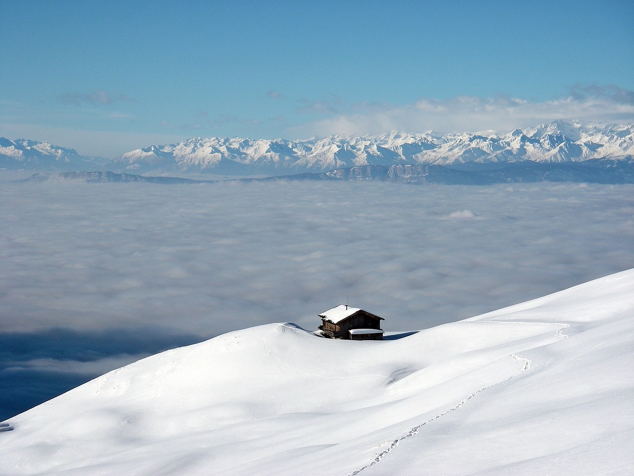 découvrez les refuges de montagne, des havres de paix où la nature rencontre l'aventure. parfaits pour les randonneurs cherchant repos et sérénité, ces refuges offrent un cadre idyllique, une vue imprenable et une immersion dans la beauté des paysages montagnards. échappez à l'agitation citadine et vivez l'expérience d'un séjour inoubliable en pleine montagne.