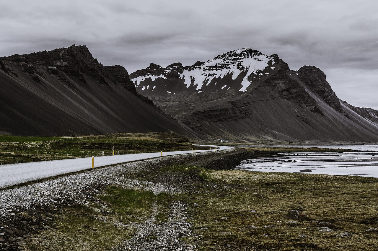 découvrez l'éthique du tourisme d'aventure : un guide essentiel pour explorer de manière responsable et durable. apprenez comment minimiser l'impact environnemental, respecter les cultures locales et assurer la sécurité tout en vivant des expériences inoubliables dans la nature.