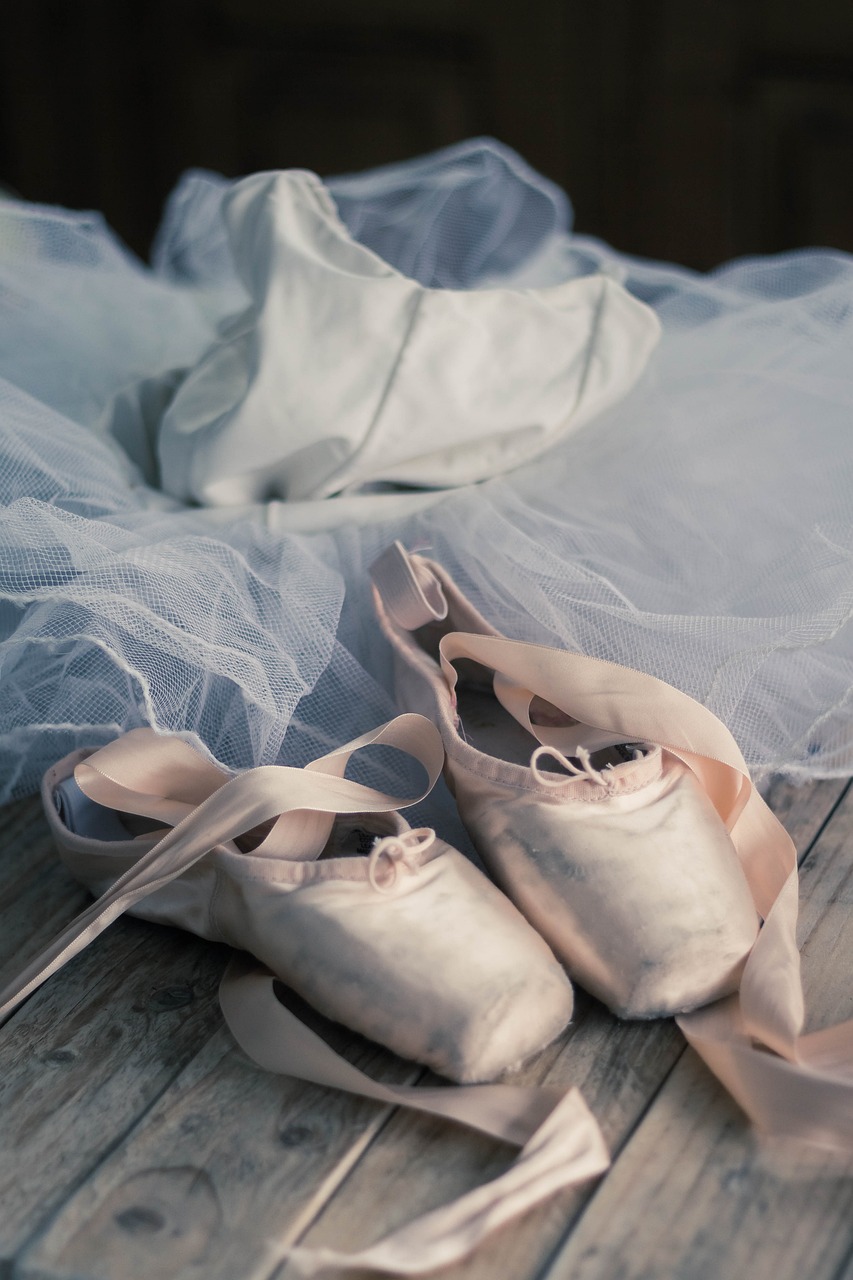 découvrez la magie des ballets folkloriques, un voyage au cœur des traditions culturelles à travers des performances vibrantes et colorées. plongez dans l'histoire et les rythmes du monde entier avec des danses captivantes qui racontent des récits ancestraux.