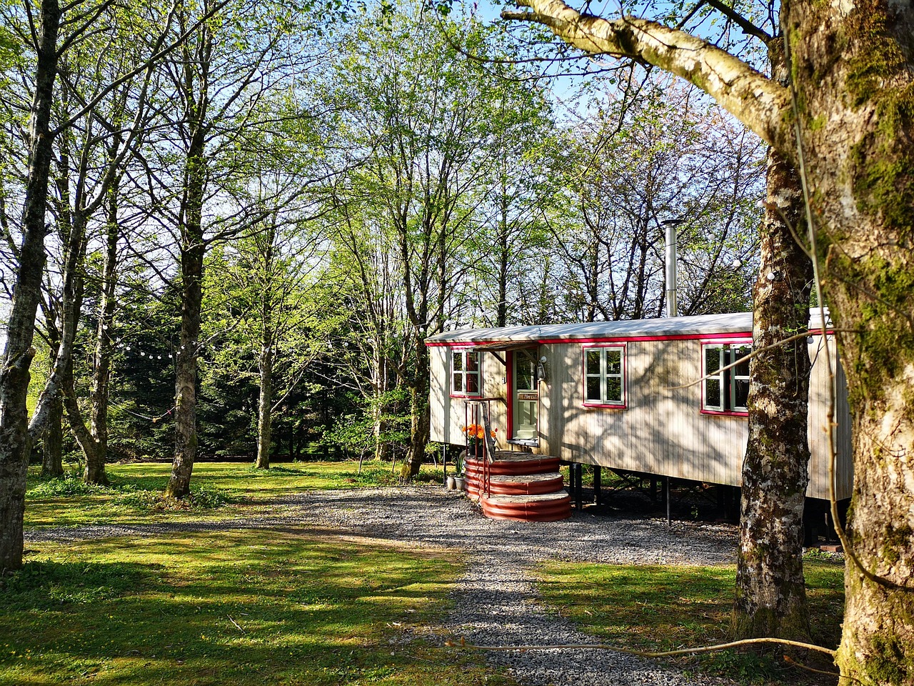 découvrez le glamping, l'expérience de camping de luxe qui allie confort et nature. profitez d'hébergements uniques en pleine nature, tout en bénéficiant de commodités modernes. un séjour inoubliable au cœur des paysages naturels!