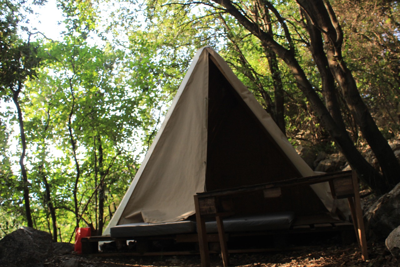 découvrez l'expérience unique du glamping, où le camping rencontre le luxe. profitez de la nature tout en bénéficiant du confort moderne dans des hébergements raffinés en pleine nature. une escapade parfaite pour les amateurs d'aventure et de détente.