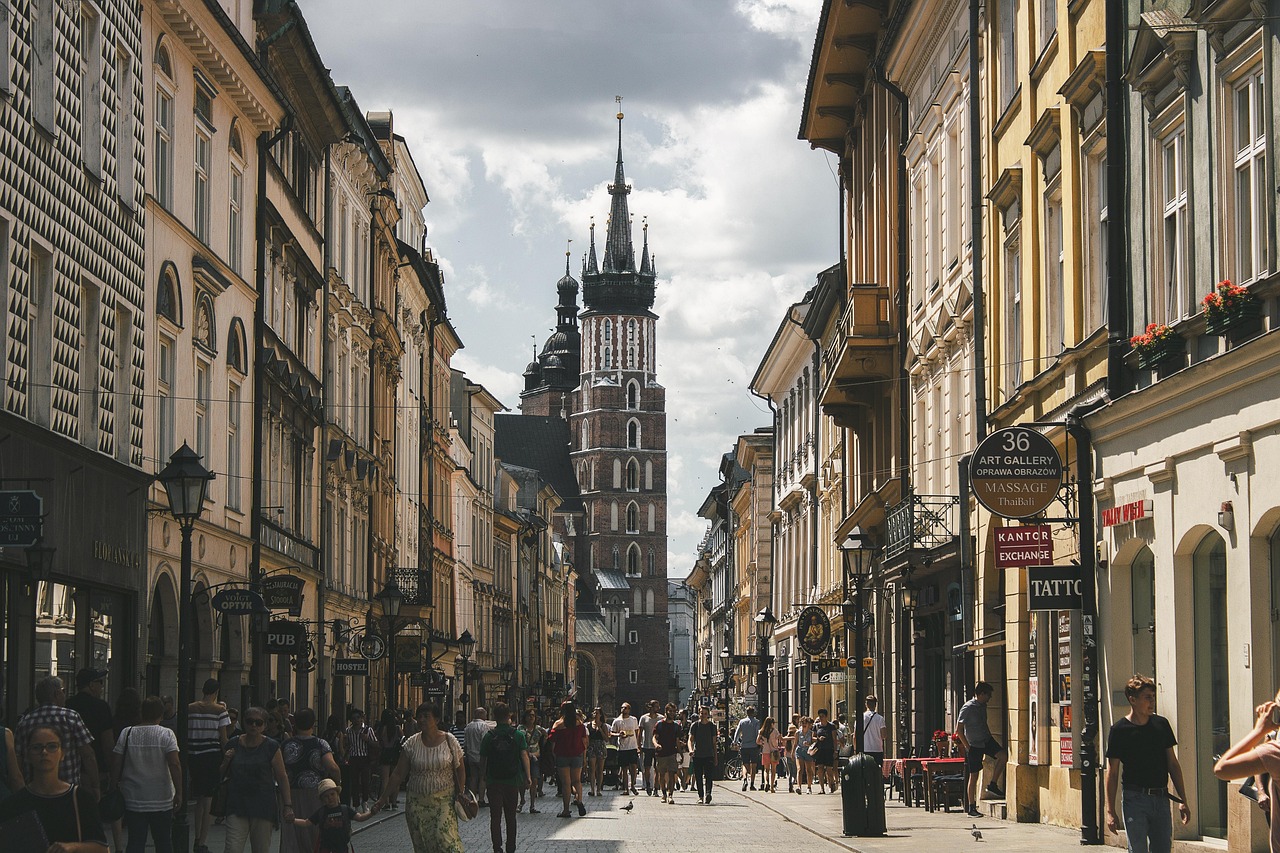 découvrez krakow, une ville historique et culturelle de pologne, célèbre pour son architecture médiévale, ses places animées et son ambiance vibrante. explorez le château de wawel, flânez dans le quartier juif de kazimierz et savourez la délicieuse cuisine locale. krakow, un voyage inoubliable au cœur de l'histoire et des traditions polonaises.