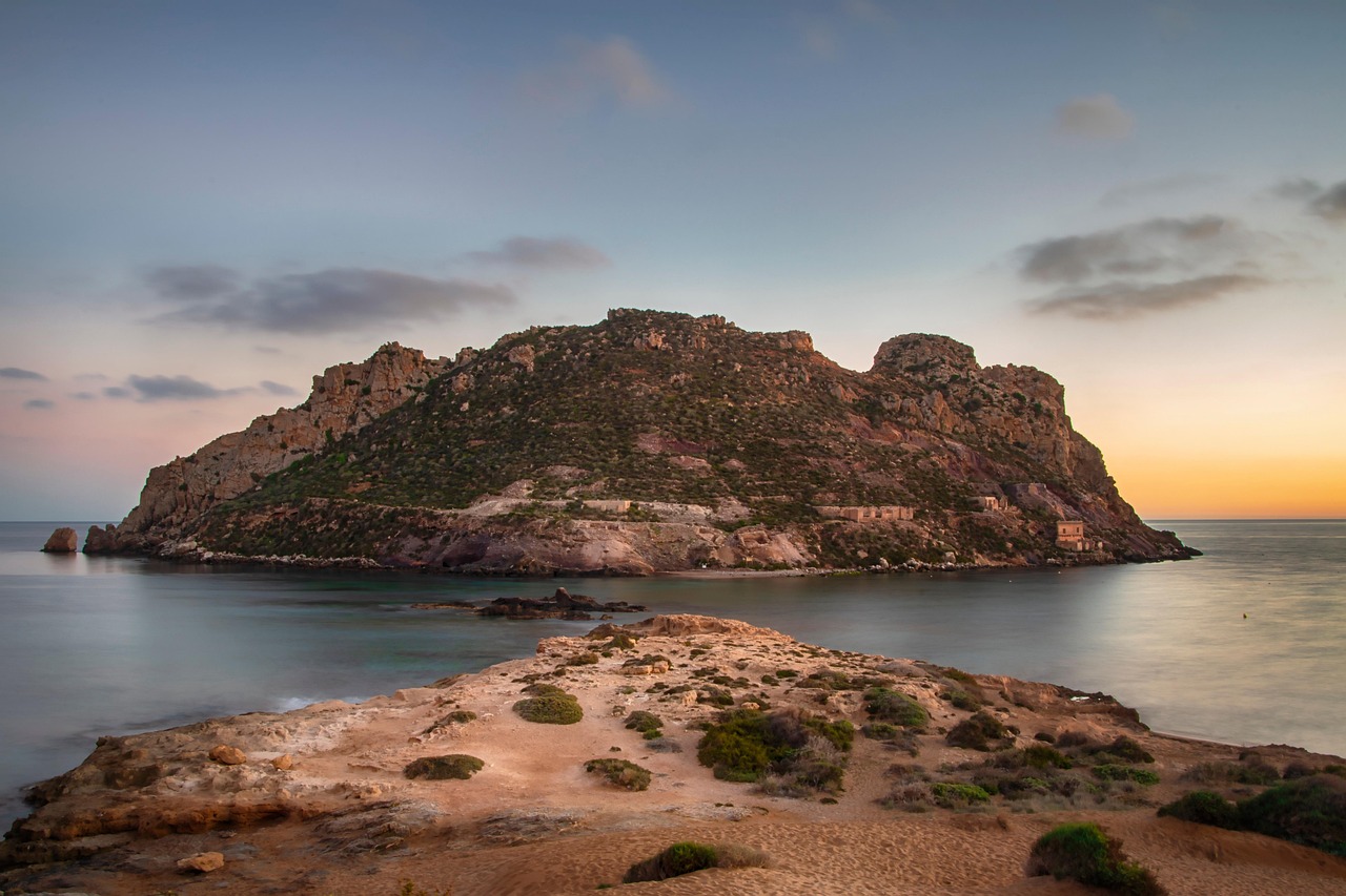 découvrez les îles méditerranéennes, des havres de paix baignés par un soleil éclatant, offrant des paysages à couper le souffle, des plages de sable fin, une riche culture et une cuisine délicieuse. partez à la découverte de ces joyaux de la méditerranée et laissez-vous séduire par leur charme unique.