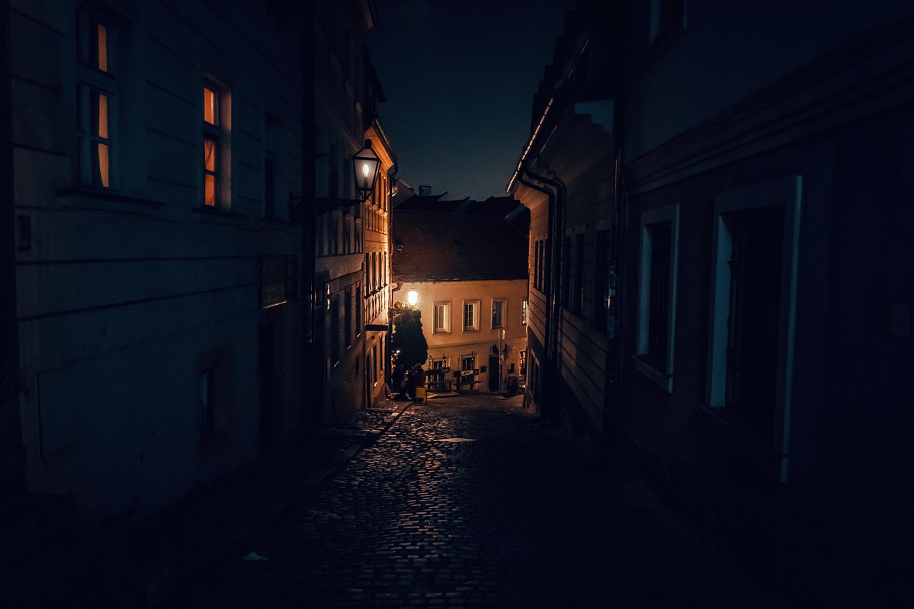 découvrez le charme des promenades nocturnes, où la magie de la nuit transforme chaque coin de rue en un tableau enchanteur. laissez-vous séduire par l'atmosphère calme et mystérieuse des balades sous les étoiles, idéales pour se ressourcer ou partager des moments inoubliables.