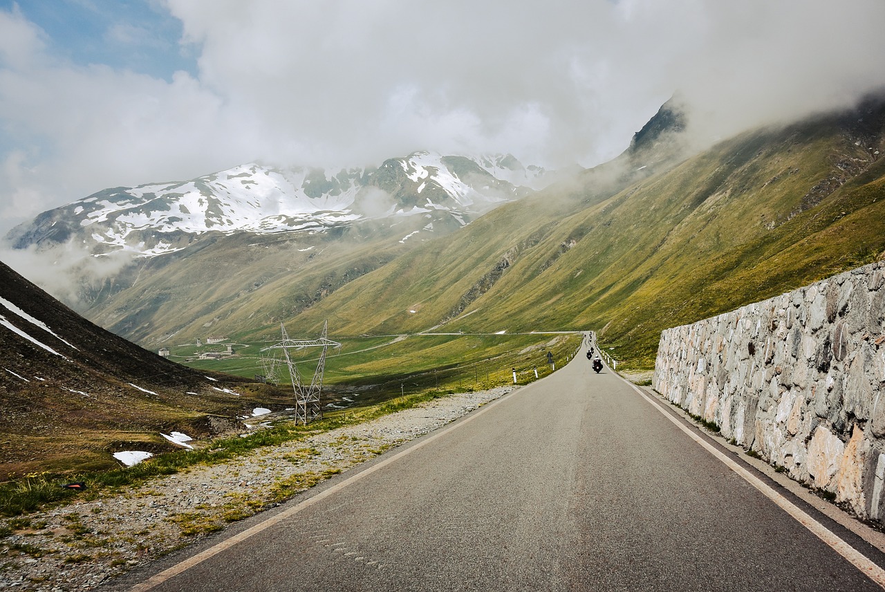 découvrez l'aventure ultime avec notre guide sur les road trips : des conseils pratiques, des itinéraires incontournables et des astuces pour vivre des moments inoubliables sur la route. préparez-vous à explorer des paysages à couper le souffle et à créer des souvenirs mémorables en voyageant librement.