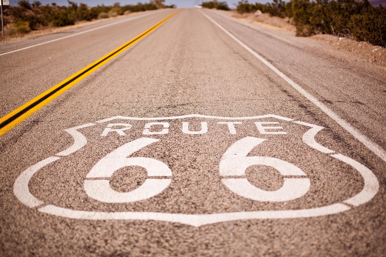 découvrez des routes panoramiques à couper le souffle qui vous mèneront à travers des paysages enchanteurs. que vous soyez en voiture, à moto ou à vélo, explorez des itinéraires pittoresques qui révèlent la beauté naturelle de la france tout en offrant des arrêts mémorables.