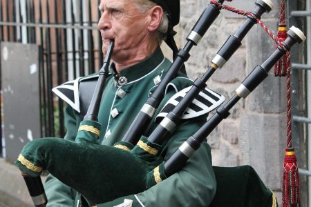 découvrez édimbourg, la capitale écossaise riche en histoire, avec ses châteaux majestueux, ses rues pavées et une culture vibrante. explorez ses festivals, sa gastronomie et ses paysages magnifiques qui font de cette ville une destination incontournable en europe.