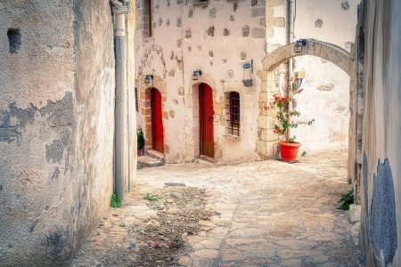 découvrez la beauté envoûtante de la crète, une île grecque riche en histoire, plages paradisiaques et montagnes majestueuses. explorez ses villages pittoresques, savourez la cuisine méditerranéenne authentique et plongez dans la culture locale. la crète vous attend pour une expérience inoubliable.