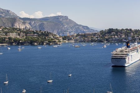 découvrez la côte d'azur, un bijou de la méditerranée où le soleil brille toute l'année, offrant des paysages à couper le souffle, des plages dorées et des villages pittoresques. explorez ses destinations emblématiques comme nice, cannes et saint-tropez, et plongez dans une ambiance glamour et festive.