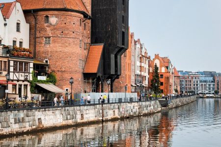 découvrez gdańsk, une ville portuaire historique en pologne, célèbre pour son architecture pittoresque, ses plages exquises et son riche patrimoine culturel. que vous souhaitiez explorer le charme de la vieille ville, savourer une cuisine locale délicieuse ou vous plonger dans l'histoire fascinante de la région, gdańsk a quelque chose d'unique à offrir à chaque visiteur.