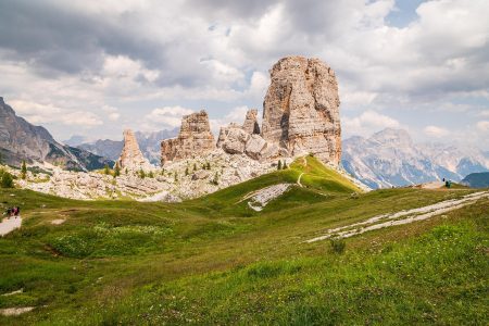 découvrez la beauté envoûtante des montagnes majestueuses, des sommets majestueux qui élèvent l'âme et offrent des paysages à couper le souffle. partez à l'aventure au cœur de la nature sauvage, explorez des panoramas époustouflants et laissez-vous inspirer par la grandeur des montagnes.