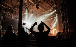 découvrez un festival culturel unique célébrant la diversité artistique et les traditions du monde entier. rejoignez-nous pour des performances vibrantes, des ateliers immersifs et une expérience inoubliable qui met en lumière la richesse des cultures.