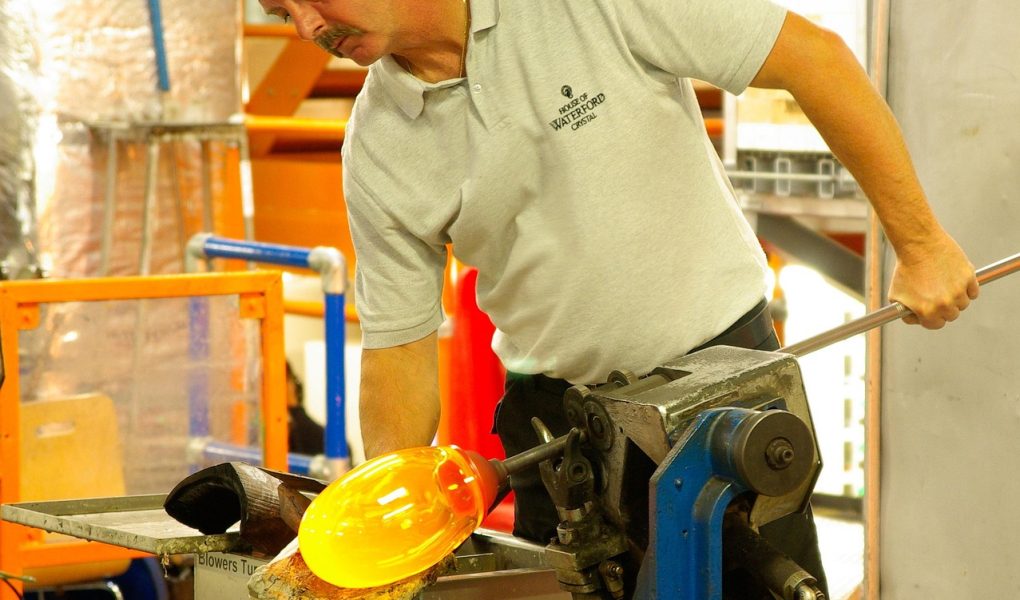 découvrez l'univers des artisans : passion, savoir-faire et tradition au cœur de chaque création. trouvez des professionnels talentueux pour réaliser vos projets et personnaliser votre intérieur avec des œuvres uniques.