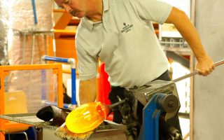 découvrez l'univers des artisans : passion, savoir-faire et tradition au cœur de chaque création. trouvez des professionnels talentueux pour réaliser vos projets et personnaliser votre intérieur avec des œuvres uniques.