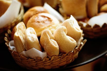 découvrez l'authenticité des boulangeries artisanales, où chaque pain est préparé avec passion et savoir-faire. savourez des créations uniques, faites avec des ingrédients de qualité, pour une expérience gustative inoubliable. plongez dans l'univers du bon pain fait maison!